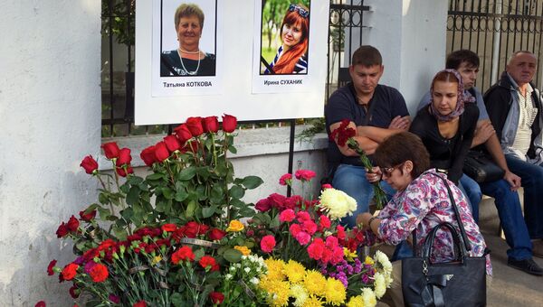 Местные жители и коллеги во время прощания с медиками, трагически погибшими в результате нападения на вторую подстанцию скорой помощи в Симферополе