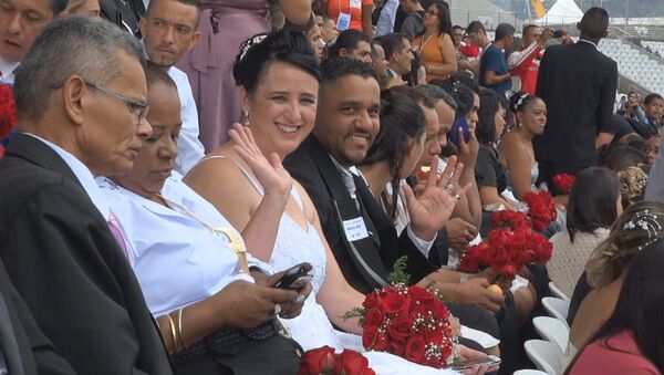 Массовая свадьба на футбольном стадионе: более 400 пар поженились в Сан-Паулу