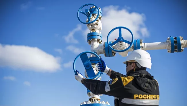 Сотрудник ООО РН-Пурнефтегаз, дочернего предприятия ОАО НК Роснефть, на Барсуковском месторождении в Ямало-Ненецком автономном округе. Архивное фото
