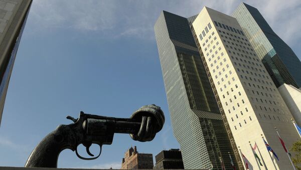 Пятиметровый бронзовый револьвер с завязанным в узел дулом у задния ООН в НЬю-Йорке