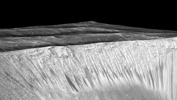 Темные полосы, потенциальные марсианские соленые ручьи, на склонах кратера Гархи