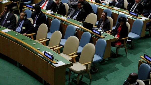 Пустые места делегации Украины в зале Генеральной Ассамблеи ООН