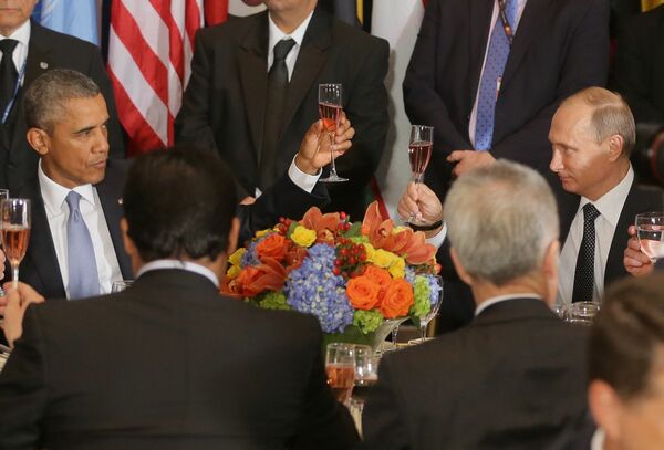 Президент России Владимир Путин и президент США Барак Обама (слева) на официальном завтраке от имени генерального секретаря Организации Объединенных Наций