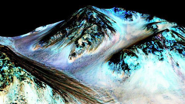 Одна из темных полос на склоне кратера Гейл (в центре), где работает марсоход Curiosity