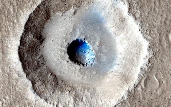 Кратер на поверхности Марса, сфотографированный на камеру HiRISE