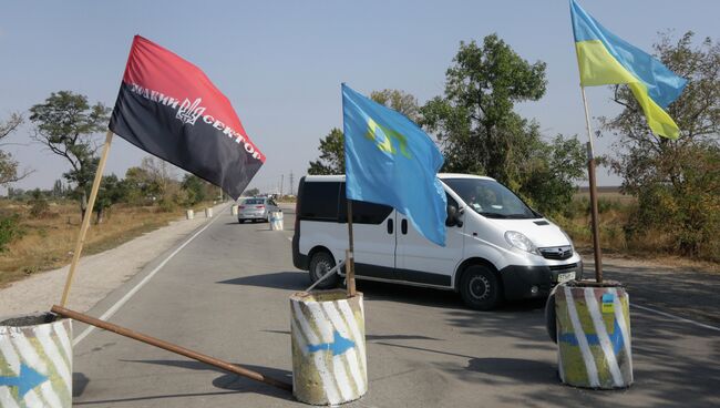 Активисты батальона Правый сектор, запрещенного в России, проводят досмотр автотранспорта на въезде в Крым с территории Украины. Архивное фото