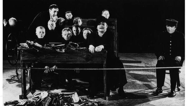 Сцена из спектакля Мертвый класс Тадеуша Кантора