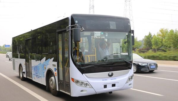 Самоуправляемый автобус провез пассажиров по загородной трассе в Китае
