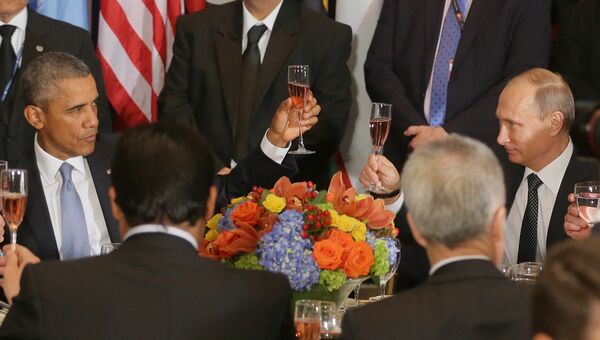 Президент России Владимир Путин и президент США Барак Обама на официальном завтраке в честь глав делегаций, участвующих в 70-й сессии Генеральной Ассамблеи ООН в Нью-Йорке