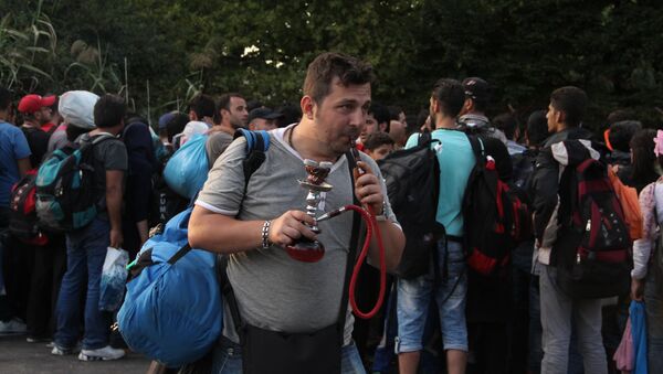 Беженцы на сербской границе ждут возможности перейти на венгерскую сторону. Архивное фото