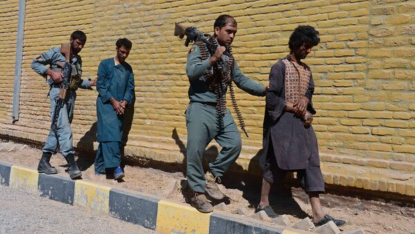 Афганские полицейские ведут захваченных в плен талибов в городе Герат. Архивное фото