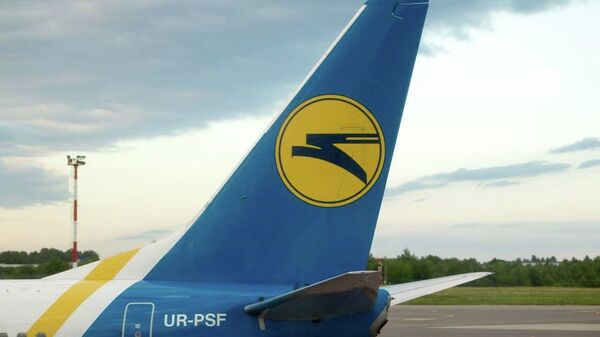 Логотип Международные авиалинии Украины на самолете компании