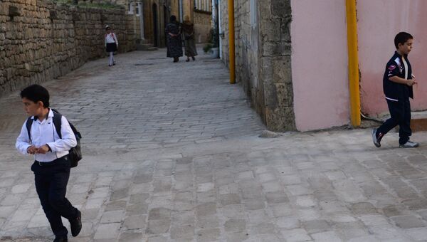 Местные жители на одной из улиц города Дербента. Архивное фото