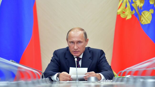 Президент России Владимир Путин во время совещания в резиденции Ново-Огарево по вопросу развития рынка микроэлектроники