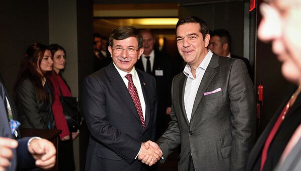 Премьер-министр Греции Алексис Ципрас и премьер-министр Турции Ахмет Давутоглу во время встречи. Архивное фото