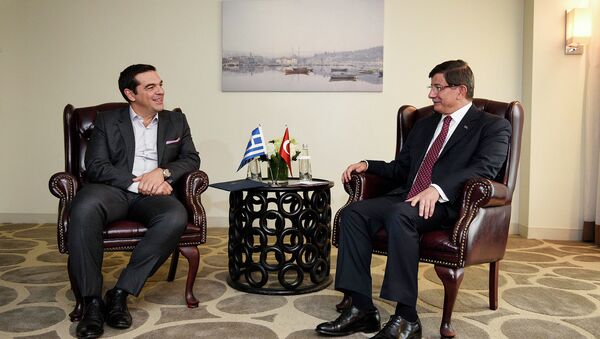Премьер-министр Греции Алексис Ципрас и премьер-министр Турции Ахмет Давутоглу во время встречи. Архивное фото