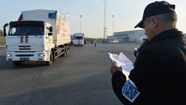 Сотрудники ОБСЕ наблюдают за колонной конвоя с гуманитарной помощью. Архивное фото