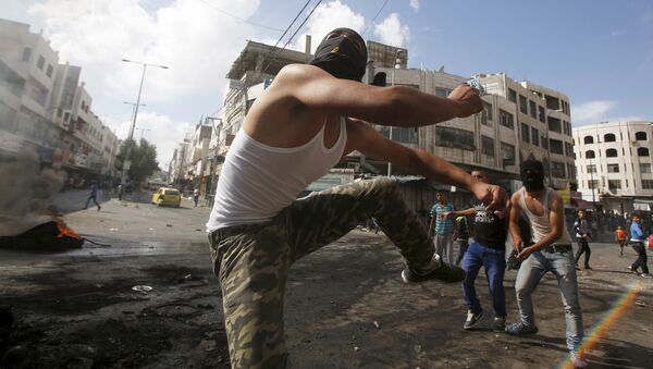 Столкновение палестинских демонстрантов с израилькой полицией в секторе Газа