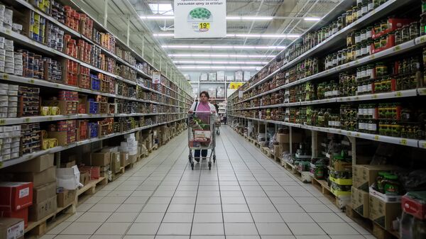 Посетительница в гипермаркете Ашан. Архивное фото