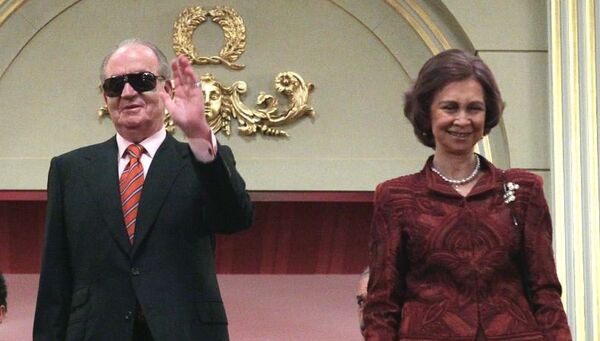 Король Испании Хуан Карлос I и королева София (слева направо) в королевской ложе в Королевском театре Реал (Teatro Real)