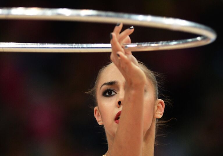 Маргарита Мамун (Россия) выполняет упражнения с обручем в индивидуальных соревнованиях на чемпионате мира по художественной гимнастике в немецком Штутгарте