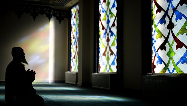 Верующий молится в мечети. Архивное фото