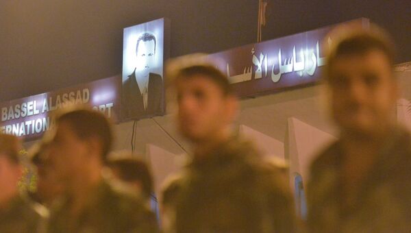 Сирийские военнослужащие во время встречи самолета МЧС РФ с гуманитарной помощью