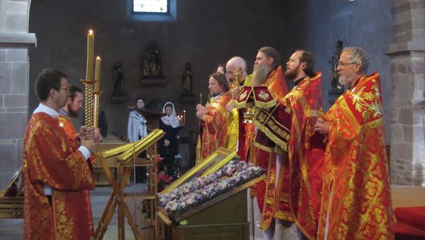 Православное богослужение в праздник Веры, Надежды, Любови и Софии в католическом храме святого Трофима в Эшо, Франция