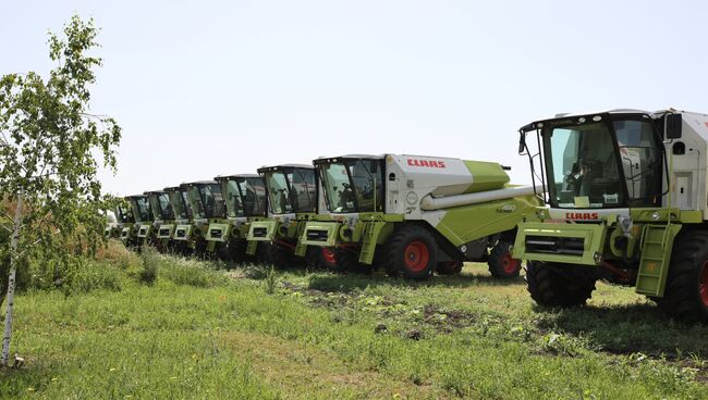 Зерноуборочные комбайны, произведенные на заводе ООО Клаас (Claas) в Краснодаре, архивное фото