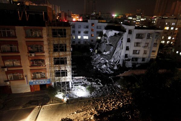 Пострадавшее от взрыва жилое здание в уезде Лючэн в Гуанси-Чжуанском автономном районе на юге Китая. 30 сентября 2015