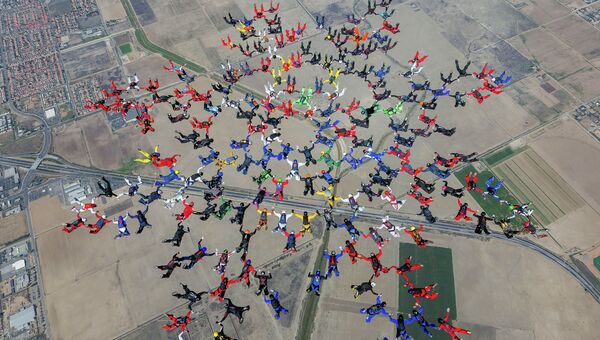 Парашютисты во время установления мирового рекорда по скайдайвингу в Калифорнии, США