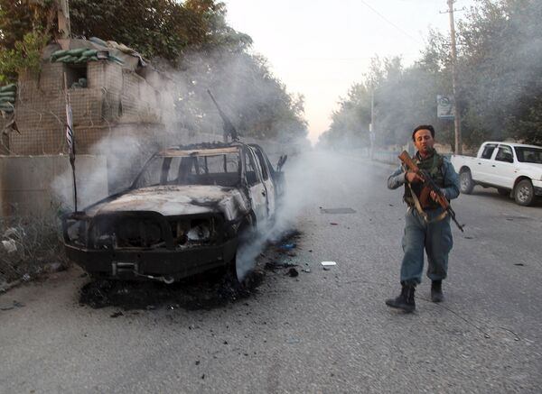 Афганский полицейский патрулирует город Кундуз, Афганистан. 1 октября 2015
