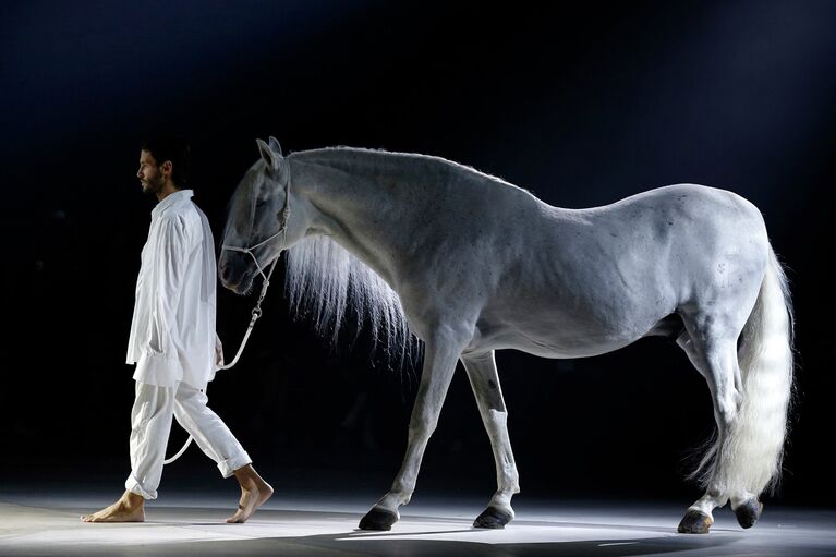 Показ Simon Porte для Jacquemus в рамках Недели моды в Париже