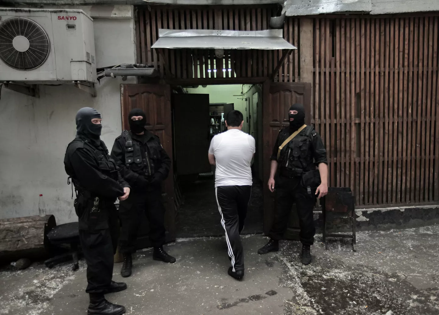 Сотрудники Федеральной Службы РФ по контролю за оборотом наркотиков во время рейда Сотрудники Федеральной Службы РФ по контролю за оборотом наркотиков во время рейда