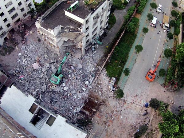 На месте взрыва жилого здания в уезде Лючэн в Гуанси-Чжуанском автономном районе на юге Китая. 1 октября 2015
