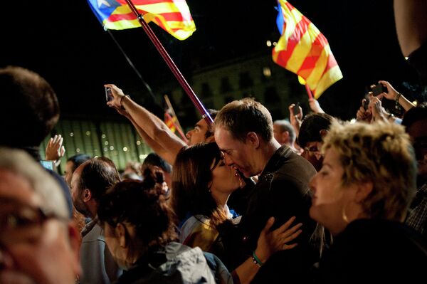 Пара целуется после объявления промежуточных итогов на региональных выборах в Барселоне
