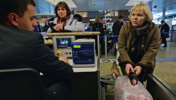 Проверка пассажиров и багажа в аэропорту. Архивное фото