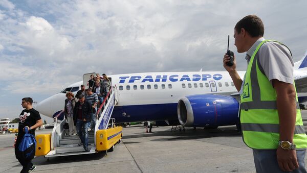 Пассажиры выходят из самолета компании Трансаэро. Архивное фото