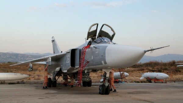 Техники обслуживают российские самолеты СУ в аэропорту Хмеймим в Сирии
