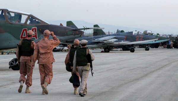 Техники обслуживают российские самолеты СУ в аэропорту Хмеймим в Сирии