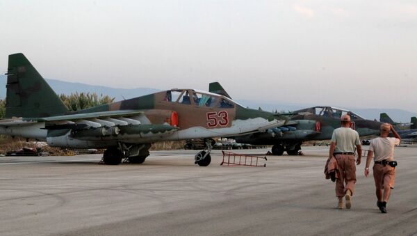 Техники обслуживают российские самолеты Су-25 в аэропорту Хмеймим в Сирии