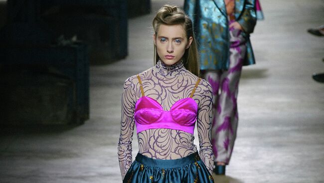 Показ коллекции Dries Van Noten во время недели моды в Париже. Октябрь 2015