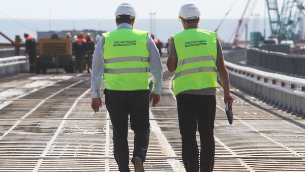Сотрудники Росавтодора на временном мосту для технических нужд, который устанавливают перед началом строительства Керченского моста в окрестностях порта Тамань
