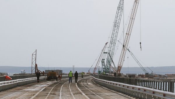 Установка временного моста для технических нужд перед началом строительства. Архивное фото