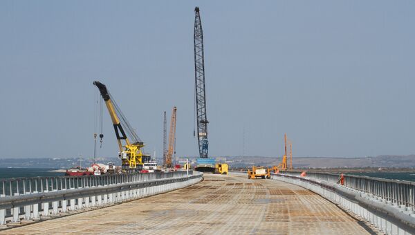 Установка временного моста для технических нужд перед началом строительства Керченского моста. Архивное фото