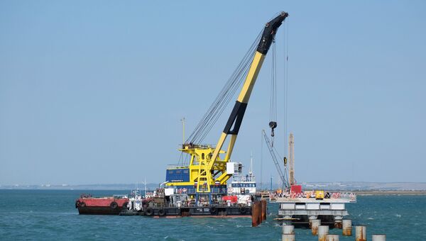 Установка временного моста для технических нужд перед началом строительства Керченского моста в окрестностях порта Тамань. Архивное фото