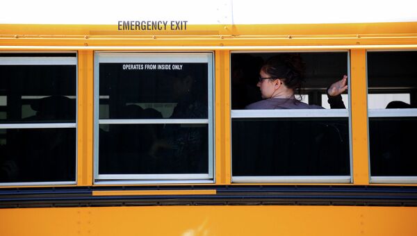 Студенты ждут в автобусе возле колледжа в Орегоне, после того, как там произошла стрельба