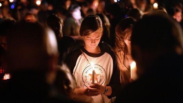 Свечи в память о жертвах стрельбы в колледже Орегона