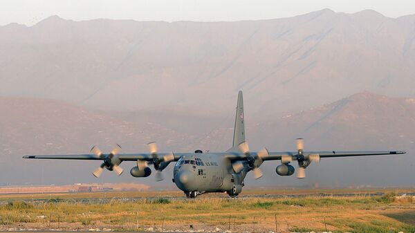 Американский военно-транспортный самолет С-130 Hercules на аэродроме в Кабуле, Афганистан. Архивное фото