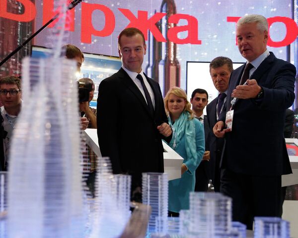Председатель правительства России Дмитрий Медведев и мэр Москвы Сергей Собянин во время осмотра стендов инвестиционного форума Сочи-2015